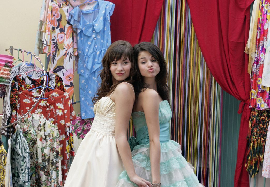Nach anfänglichen Problemen freunden sich Carter (Selena Gomez, r.) und Rosie (Demi Lovato, l.) an ... - Bildquelle: Disney