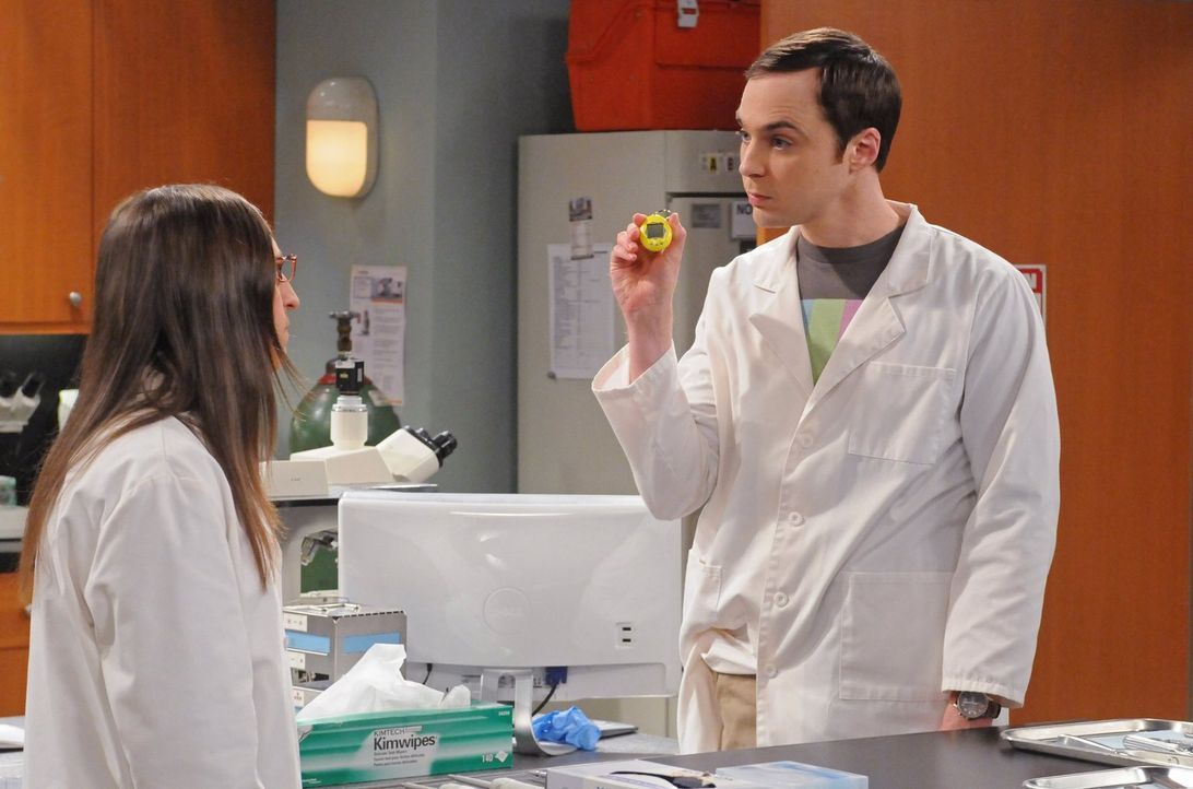 Sheldon (Jim Parsons, r.) wird dazu gezwungen, Urlaub zu machen. Daraufhin beschließt er zum Leidwesen von Amy (Mayim Bialik, l.), gemeinsam mit ihr... - Bildquelle: Warner Bros. Television
