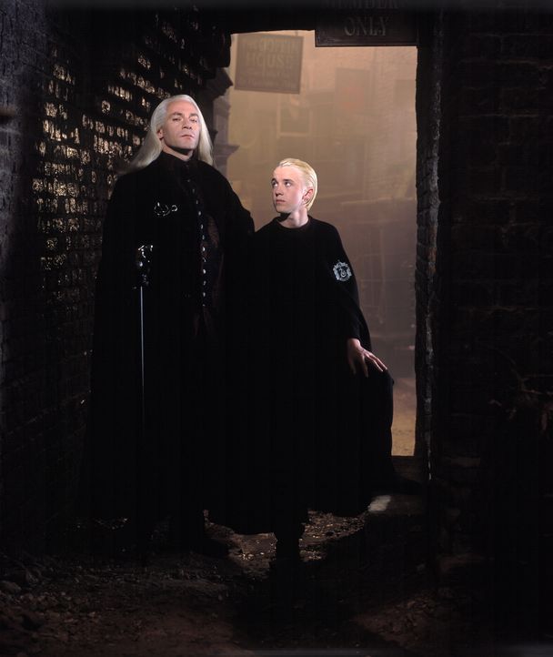 Für Lucius Malfoy (Jason Isaacs, l.) und seinen Sohn, Harrys Lieblings-Erzfeind Draco (Tom Felton, r.), laufen die Dinge nicht so, wie geplant ... - Bildquelle: Warner Bros. Pictures