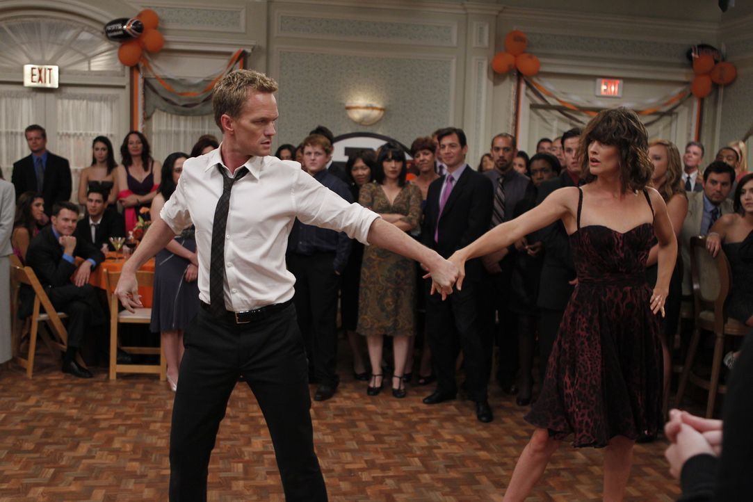 Erinnerung an eine ganz spezielle Hochzeitsfeier: Robin (Cobie Smulders, r.) und Barney (Neil Patrick Harris, l.) ... - Bildquelle: 20th Century Fox International Television