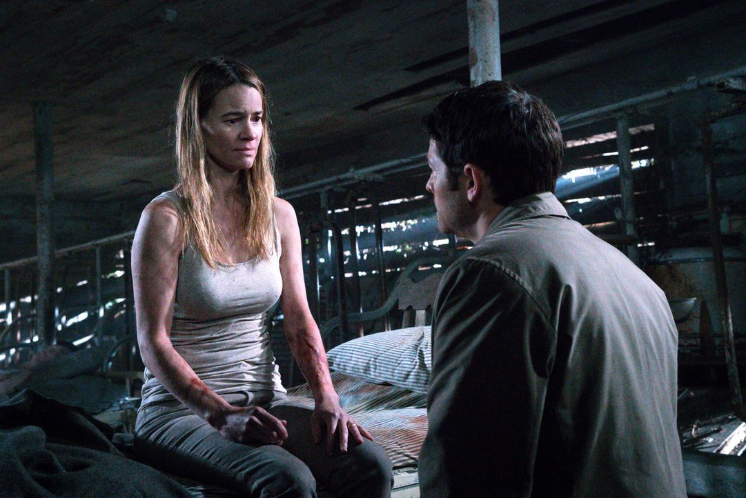 Als Castiel (Misha Collins, r.) Amelia Novak (Leisha Hailey, l.) aufspürt, ahnt er noch nicht, dass er es bald mit einem besonderen Engel aufnehmen... - Bildquelle: 2016 Warner Brothers