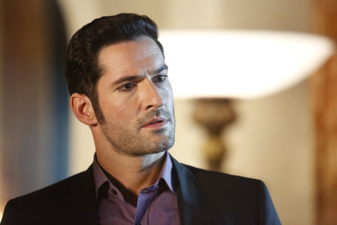Noch ahnt Lucifer (Tom Ellis) nicht, dass sein Versuch, Chloe mit einem heimlich organisierten Mädelsabend aufzumuntern, nicht ganz so gut ankommen... - Bildquelle: 2016 Warner Brothers