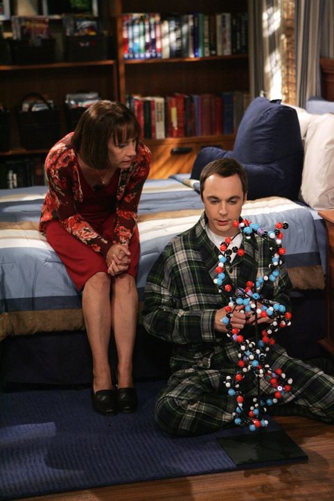 Sheldons (Jim Parsons, r.) Mutter Mary (Laurie Metcalf, l.) beweist Langmut, denn sie ist solche Eskapaden ihres Sohnes gewohnt, doch letztendlich g... - Bildquelle: Warner Bros. Television