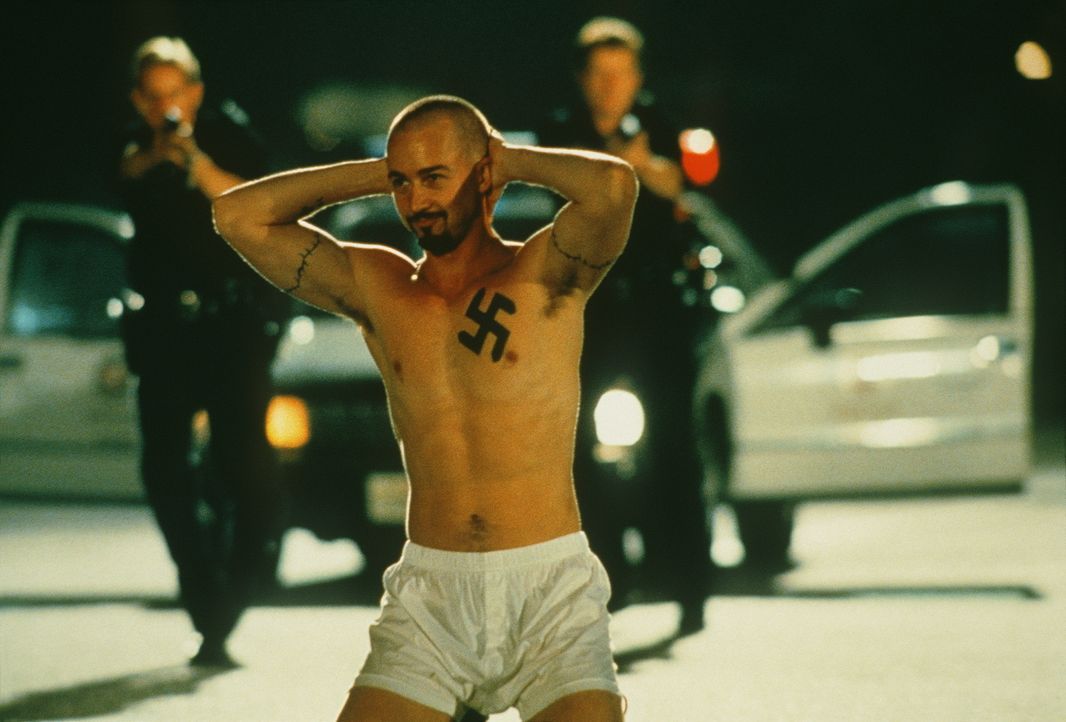Derek Vinyard (Edward Norton, vorne), ein rassistischer Skinhead, erschießt zwei Schwarze, als sie sein Auto stehlen wollen ... - Bildquelle: Kinowelt Filmverleih