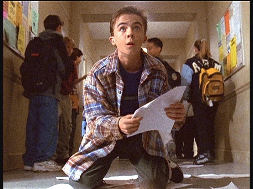 Malcolm (Frankie Muniz, M.) hat nur einen kurzen Moment Zeit, den Geschichtstest von Reese auszutauschen ... - Bildquelle: TM +   2000 Twentieth Century Fox Film Corporation. All Rights Reserved.