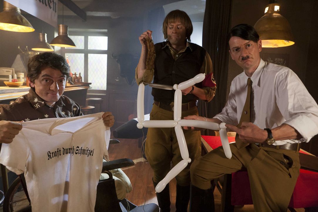 "Kraft durch Schnitzel": Ulf (Bernhard Hoëcker, l.), Ernie (Max Giermann, M.) und Hitler (Michael Kessler, r.) eröffnen ein Schnitzelhaus in Argenti... - Bildquelle: Kai Schulz ProSieben / Kai Schulz