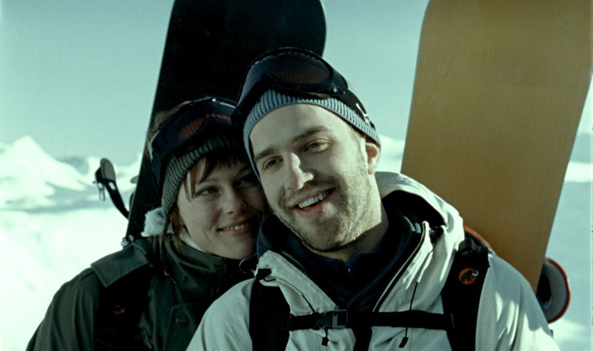 Ahnen nicht, welch Horror ihnen ihr Snowboardausflug noch bescheren wird: Ingunn (Ingrid Bolso Berdal, l.) und Eirik (Tomas Alf Larsen, r.). - Bildquelle: Telepool GmbH