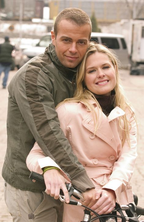Endlich haben Kelly (Maggie Lawson, r.) und Michael (Joey Lawrence, l.) den Entschluss gefasst, zu heiraten. Aber da haben Eltern und Freunde natür... - Bildquelle: ABC Family