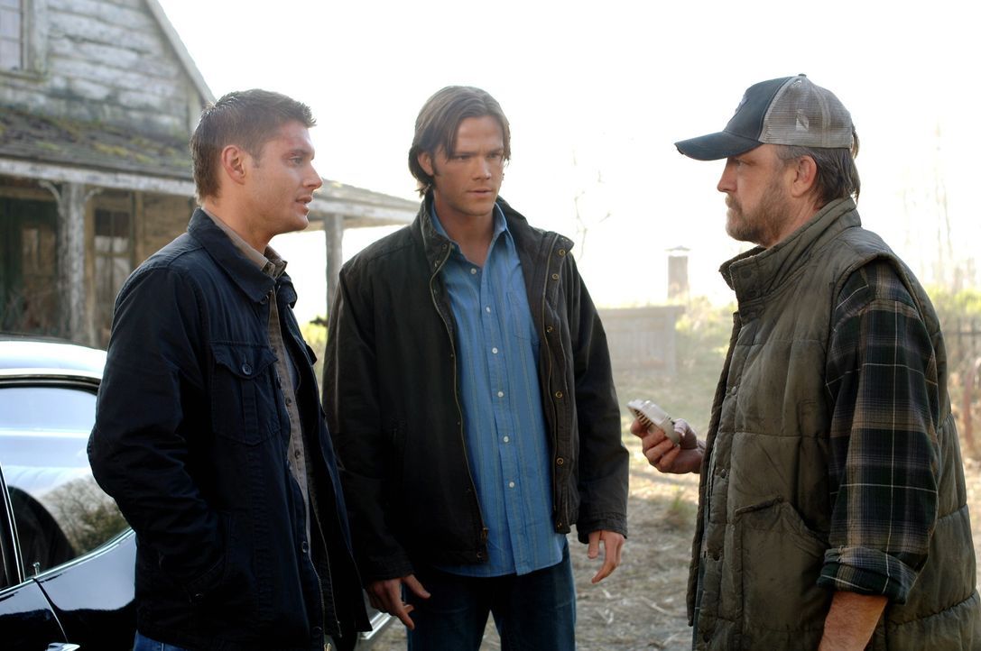 Gemeinsam mit Bobby (Jim Beaver, r.) suchen Sam (Jared Padalecki, M.) und Dean (Jensen Ackles, l.) nach einer Lösung, denn es bleiben nur noch 30 S... - Bildquelle: Warner Bros. Television