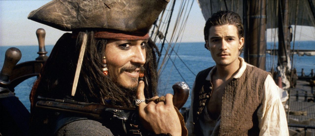 Als Elizabeth von Barbossas Männern verschleppt wird, tut sich Will (Orlando Bloom, r.) mit dem Piraten Captain Jack Sparrow (Johnny Depp, l.) zusam... - Bildquelle: Disney/ Jerry Bruckheimer