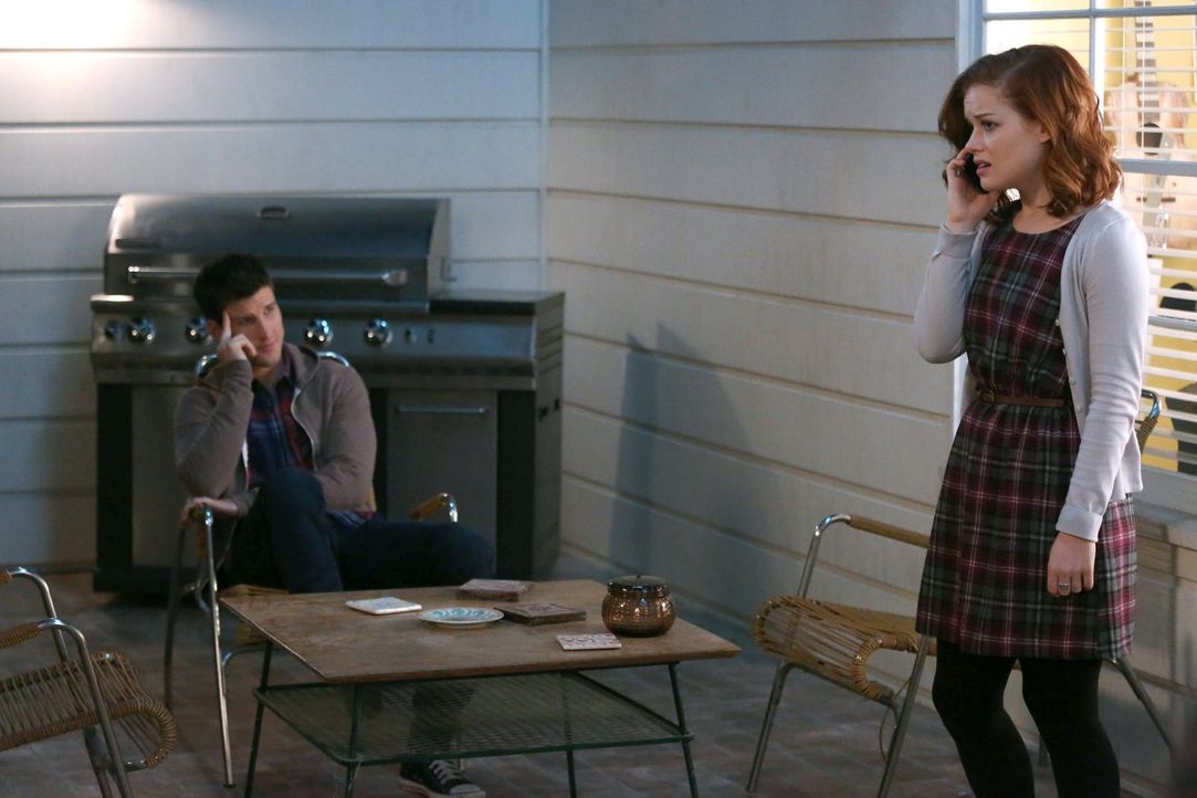 Als Tessa (Jane Levy, r.) herausfindet, dass Ryan (Parker Young, l.) überlegt, Chatswin zu verlassen, um aufs College zu gehen, beginnt sie, sich üb... - Bildquelle: Warner Brothers