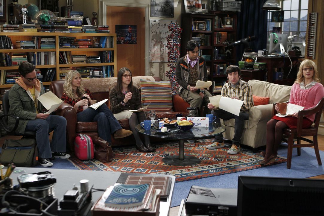 Fahren gemeinsam zu einer wissenschaftlichen Tagung - was natürlich im Chaos endet: Leonard (Johnny Galecki, l.), Penny (Kaley Cuoco, 2.v.l.), Amy (... - Bildquelle: Warner Bros. Television
