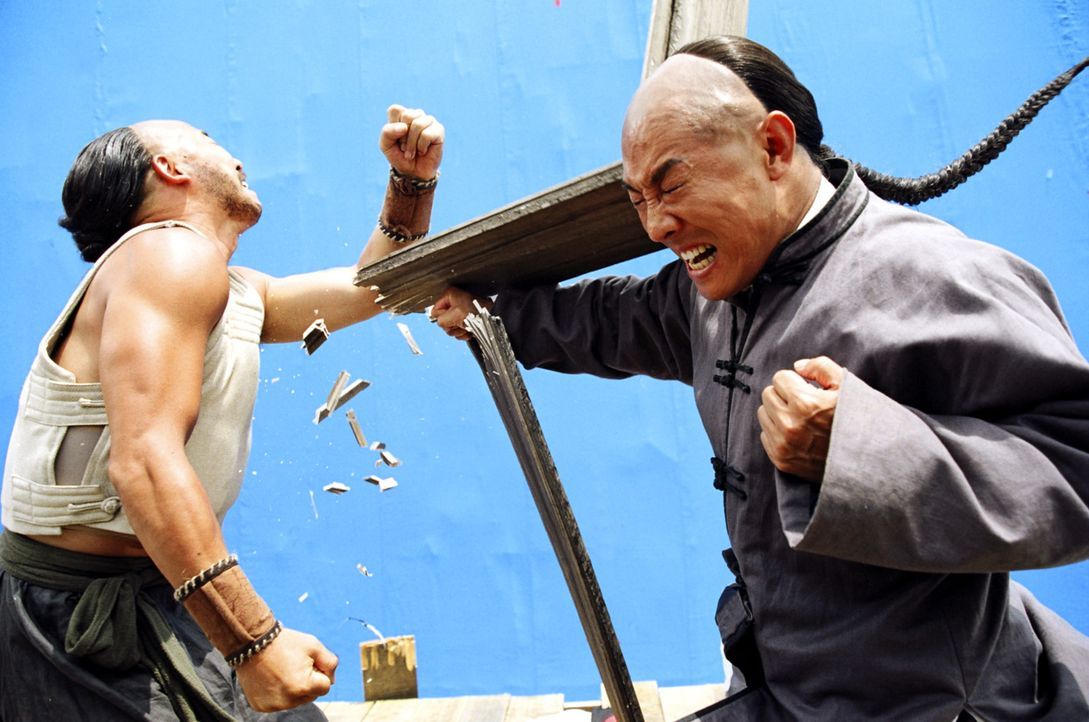 Obwohl ihm sein Vater, ein ehrwürdiger Meister, jegliche Art der Kampfkunst untersagte, wird aus dem kleinen Huo (Jet Li, r.) ein spektakulärer Ku... - Bildquelle: Constantin Film Verleih GmbH