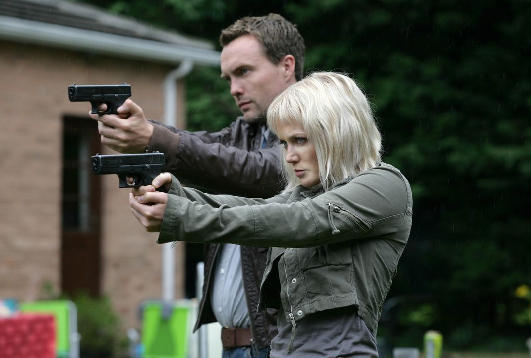 Für Abby (Hannah Spearritt, r.) und Matt (Ciaran McMenamin, l.) beginnt ein Wettlauf mit der Zeit, denn Connor wird von einem gigantischen Insekt i... - Bildquelle: ITV Plc