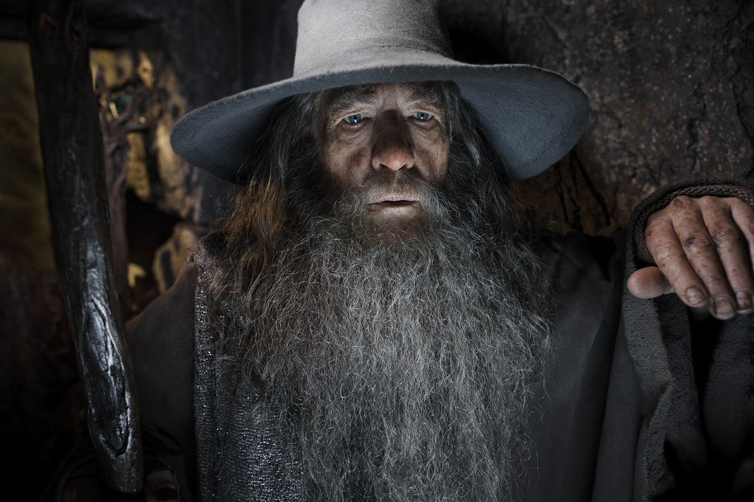 Gandalfs (Ian McKellen) Plan geht auf: Er kann den Zwerg Thorin Eichenschild und den Hobbit Bilbo davon überzeugen, gegen den bösen Drachen Smaug in... - Bildquelle: 2013 METRO-GOLDWYN-MAYER PICTURES INC. and WARNER BROS. ENTERTAINMENT INC.