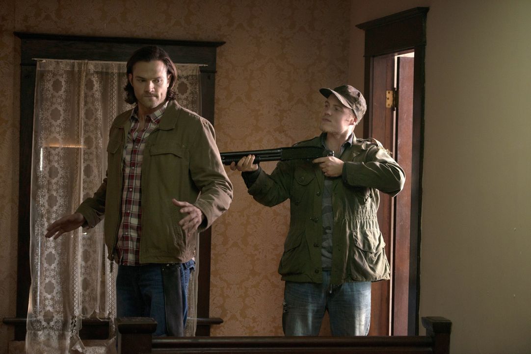 Sind Connor (Reilly Dolman, r.) und seine Familie Sam (Jared Padalecki, l.) und Dean immer einen Schritt voraus? - Bildquelle: 2013 Warner Brothers