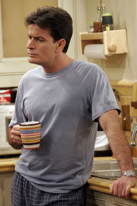 Charlie (Charlie Sheen) hat einen besonderen Grund, um zu der Beerdigung zu gehen ... - Bildquelle: Warner Bros. Television