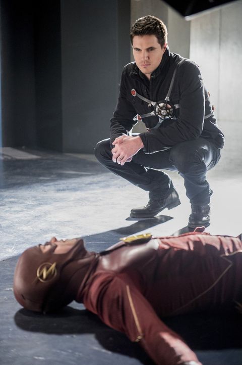 Barry alias The Flash (Grant Gustin, vorne) will sich auch von Ronnie (Robbie Amell, hinten) nicht aufhalten lassen, Wally aus seinem Gefängnis in d... - Bildquelle: 2016 Warner Bros.