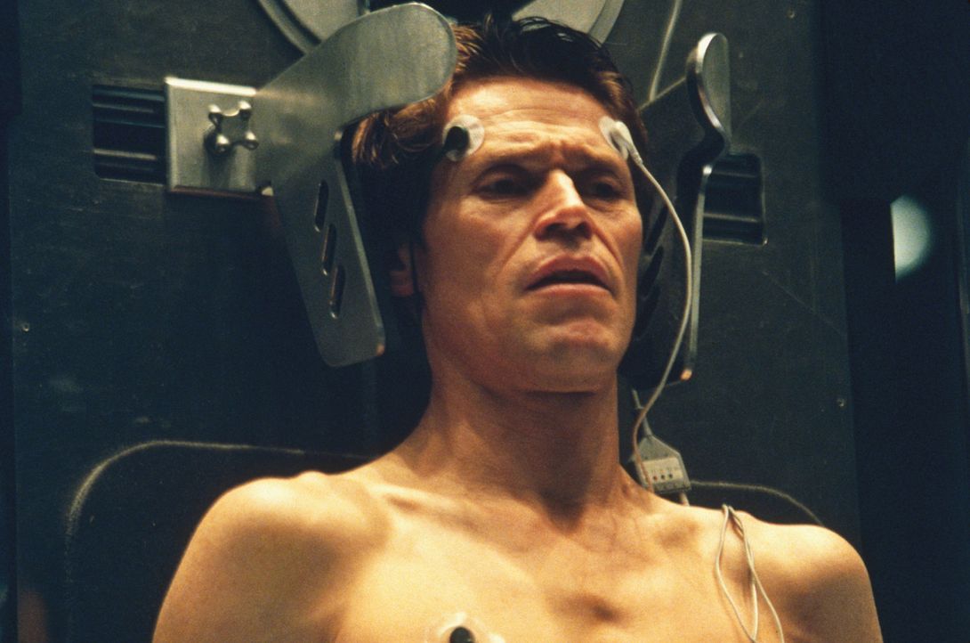 Der besessene Wissenschaftler Norman Osborn (Willem Dafoe) lässt sich nicht abbringen, einen Selbstversuch zu starten ... - Bildquelle: 2003 Sony Pictures Television International