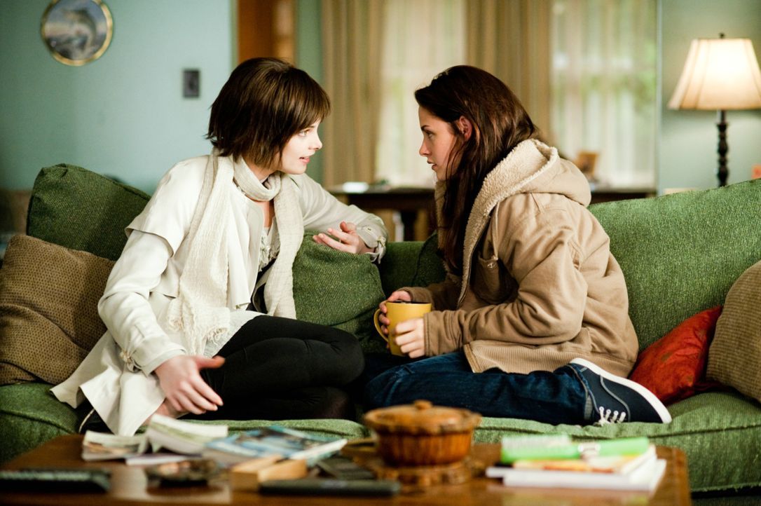 Als Alice (Ashley Greene, l.) Bella (Kristen Stewart, r.) erzählt, dass sich Edward auf eine obskure Weise umbringen will, beginnt für die beiden... - Bildquelle: 2009 Concorde Filmverleih GmbH