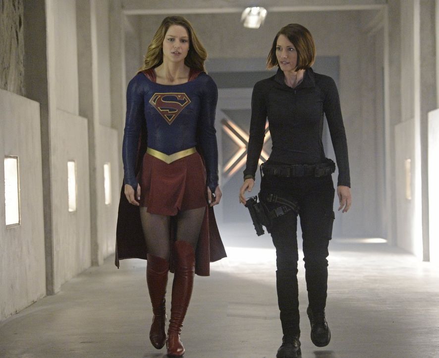 Während Kara (Melissa Benoist, l.) immer unsicherer wird, was die wahren Absichten ihrer Tante Astra angeht, hat Alex (Chyler Leigh, r.) nur ein Zie... - Bildquelle: 2015 Warner Bros. Entertainment, Inc.