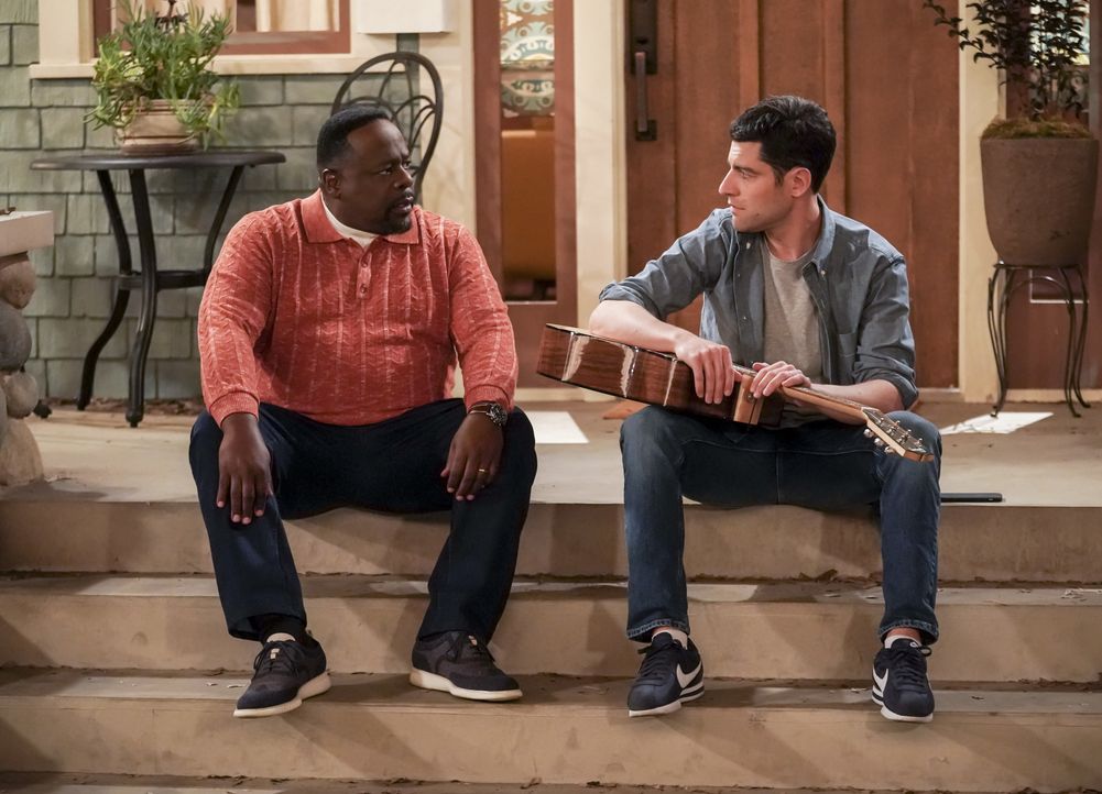 Calvin Butler (Cedric the Entertainer, l.); Dave Johnson (Max Greenfield, r.) - Bildquelle: Monty Brinton © 2018 CBS Broadcasting, Inc. All Rights Reserved. / Monty Brinton