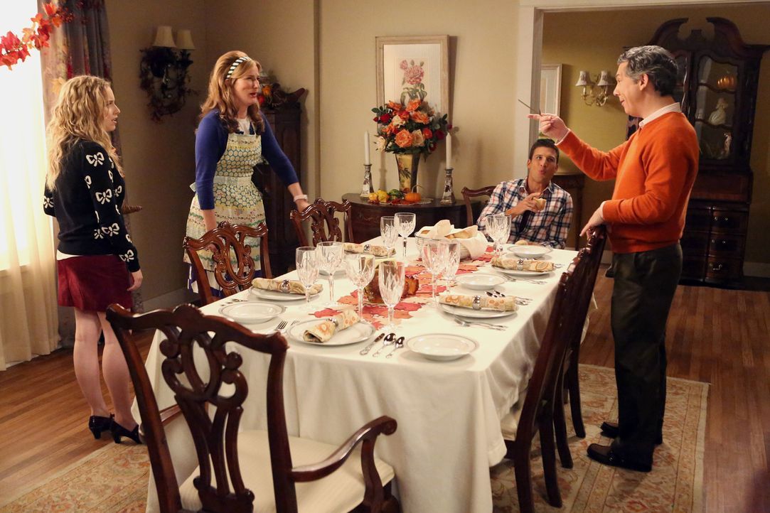 Thanksgiving verläuft im Hause Shay nicht ganz so wie geplant: Sheila (Ana Gasteyer, 2.v.l.), Lisa (Allie Grant, l.), Fred (Chris Parnell, r.) und R... - Bildquelle: Warner Brothers