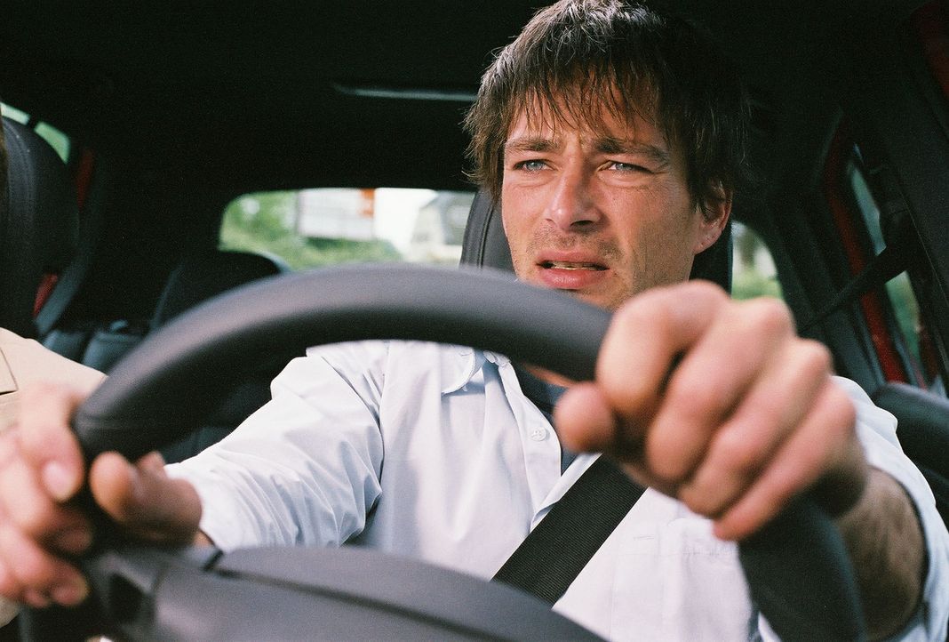 An seinem ersten Arbeitstag an seiner neuen Arbeitsstelle gerät der leidenschaftliche Autofahrer Ben (Jan Sosniok) in eine gnadenlose Fahrt auf Leb... - Bildquelle: Prosieben