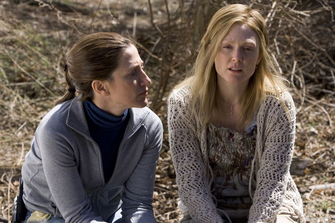 Noch kann Karen (Edie Falco, l.) nicht glauben, dass Brendas (Julianne Moore, r.) Geschichte nicht der Wahrheit entspricht ... - Bildquelle: Sony Pictures Television International. All Rights Reserved.