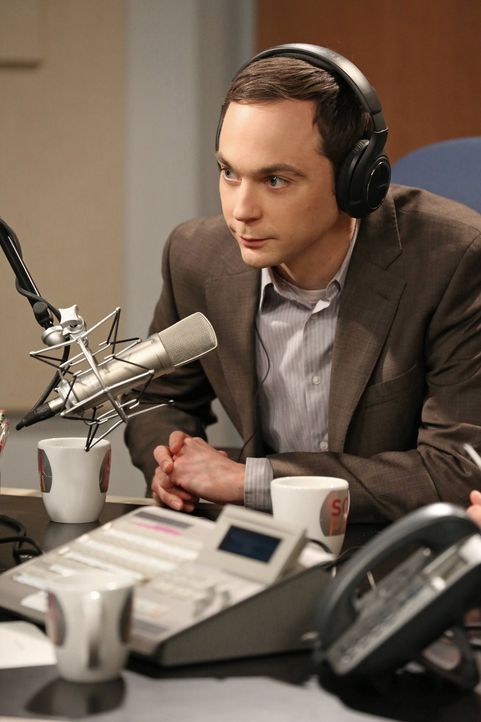 Wird zu einem Interview mit Ira Flatow eingeladen: Sheldon (Jim Parsons) ... - Bildquelle: Warner Brothers