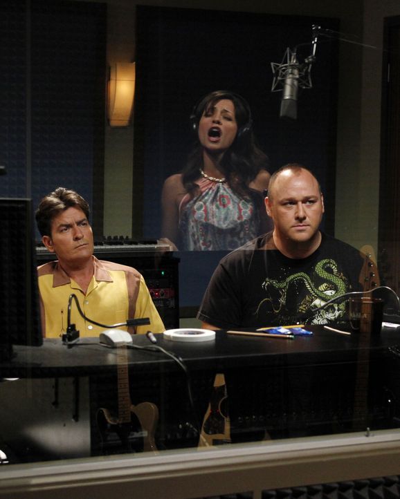 Charlie (Charlie Sheen, l.) trifft seine Ex-Verlobte Mia (Emmanuelle Vaugier, M.) wieder, die Sängerin werden möchte. Da sie ihn offensichtlich no... - Bildquelle: Warner Bros. Television
