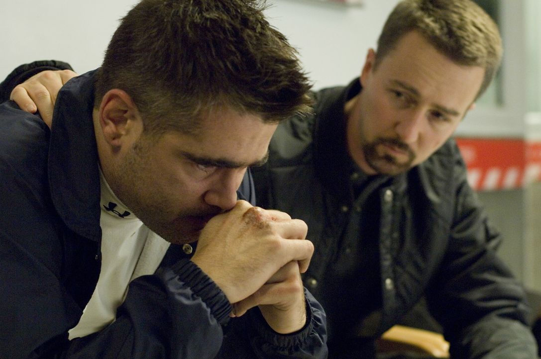 Erst spät erkennt Detective Ray Tierney (Edward Norton, r.), dass ihn sein Schwager Jimmy Egan (Colin Farrell, l.) vor die schwierigste Entscheidun... - Bildquelle: 2008   Warner Brothers