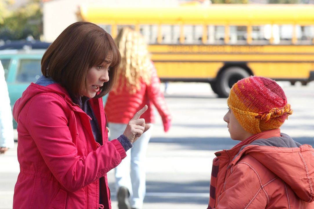 Frankie (Patricia Heaton, l.) macht sich furchtbare Sorgen, dass Brick (Atticus Shaffer, r.) auf der Klassenfahrt nach Chicago etwas passieren könnt... - Bildquelle: Warner Brothers
