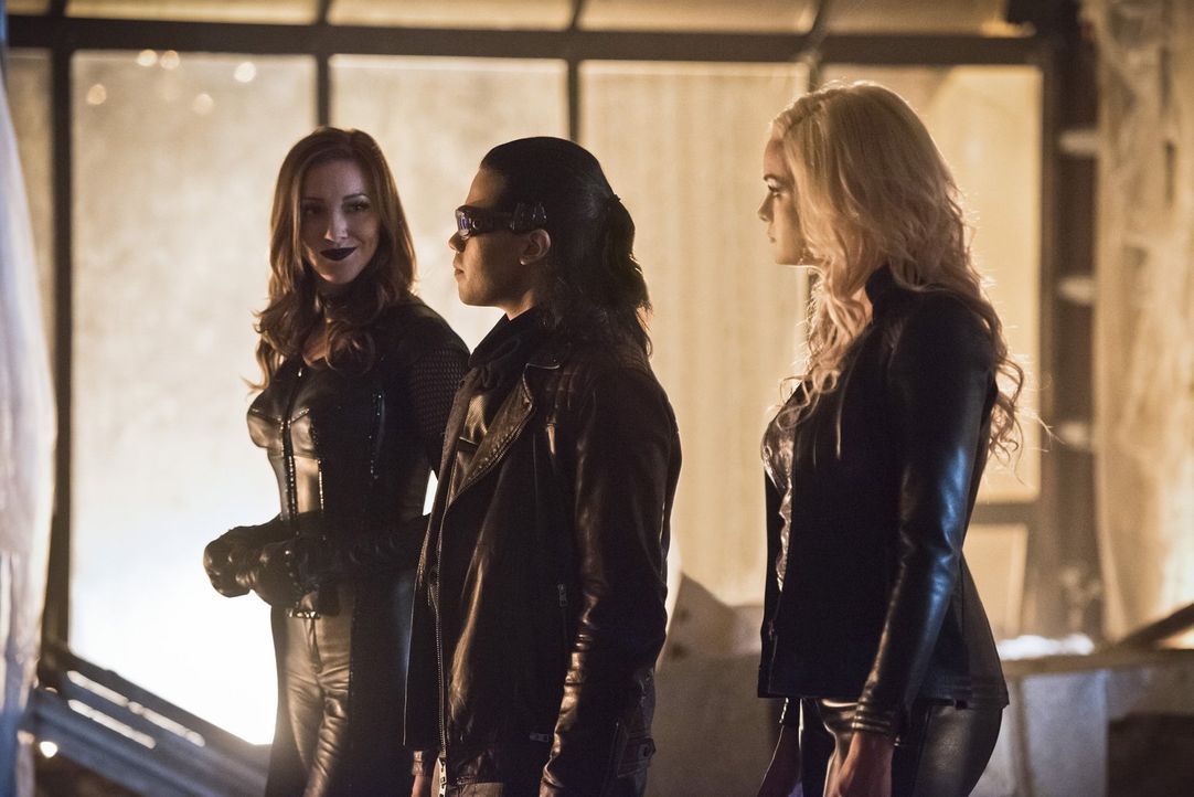 Schenkt Black Siren (Katie Cassidy, l.) Vibe (Carlos Valdes, M.) und Killerfrost (Danielle Panabaker, r.) wirklich Glauben, als diese sie von einem... - Bildquelle: Warner Bros. Entertainment, Inc.