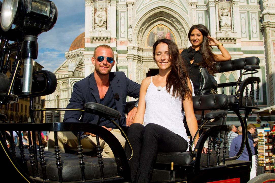 Dennis (l.), Anastasiya (M.) und Mariana (r.) wollen sich bei einer Kutschfahrt näher kennenlernen ... - Bildquelle: Richard Hübner ProSieben