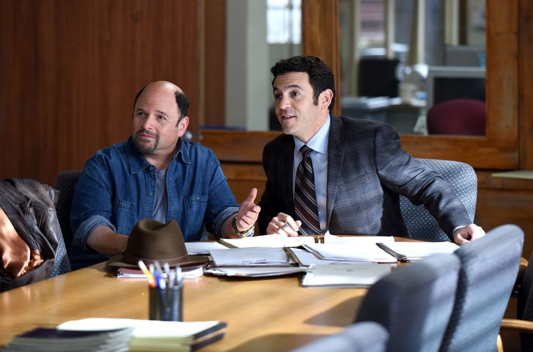 Um Dean wieder zum Grinder zu machen schreckt Stewart (Rob Lowe, r.) vor nichts zurück und lässt sogar Cliff (Jason Alexander, l.) anreisen ... - Bildquelle: 2015-2016 Fox and its related entities.  All rights reserved.