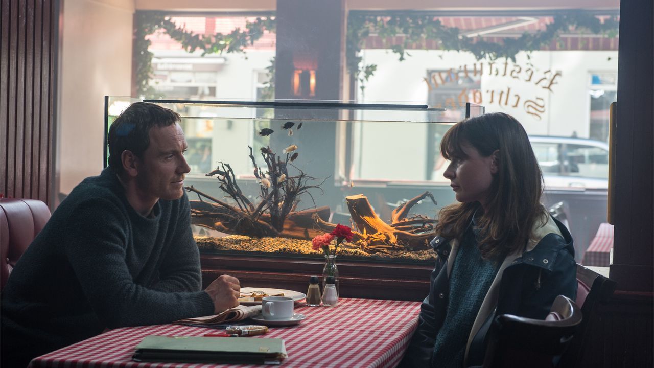 Harry Hole (Michael Fassbender, l.); Katrine Bratt (Rebecca Ferguson, r.) - Bildquelle: Jack English 2017 Universal Pictures. All Rights Reserved. / Jack English
