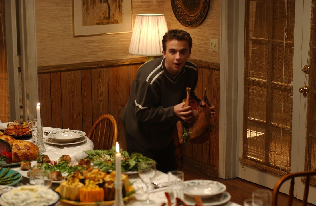 Als Malcolm (Frankie Muniz) völlig betrunken von einer Party zurückkehrt, ist eine Katastrophe bereits vorprogrammiert ... - Bildquelle: TM +   2000 Twentieth Century Fox Film Corporation. All Rights Reserved.