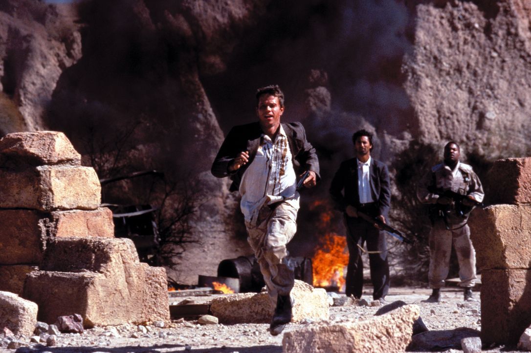 Die US-Soldaten Troy Barlow (Mark Wahlberg, l.) und Chief Elgin (Ice Cube, r.) suchen mitten im Feindesland nach Saddams geheimen Goldvorräten - und... - Bildquelle: Warner Bros. Pictures