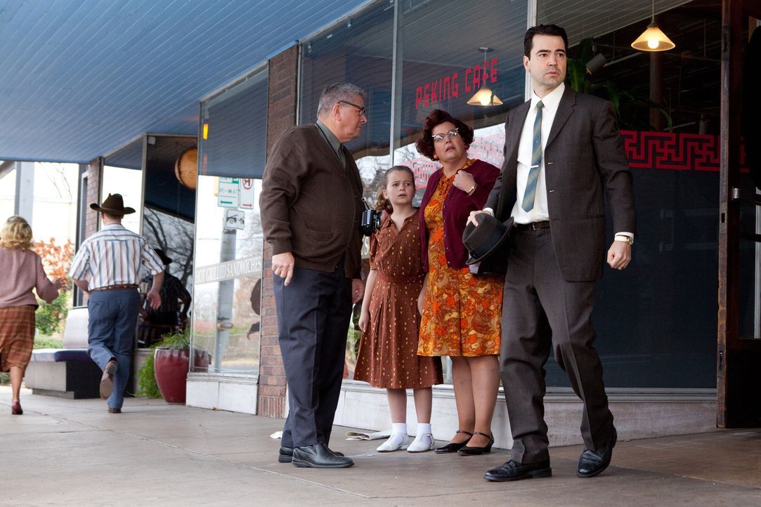 Hatte zwei Wochen vor der Ermordung Kennedys Besuch von dessen Mörder: FBI Agent James Patrick Hosty (Ron Livingston, r.), der Oswald unter dem Asp... - Bildquelle: Claire Folger 2013 WALLEYE PRODUCTIONS, LLC ALL RIGHTS RESERVED.