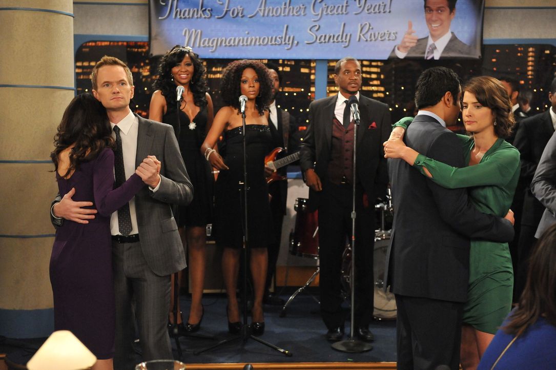Während Ted und Marshall auf einem Konzert Drogen konsumieren und dadurch ihr Zeitgefühl verlieren, befinden sich Barney (Neil Patrick Harris, 2.v... - Bildquelle: 20th Century Fox International Television