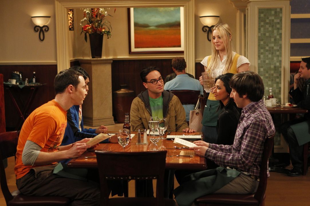 Priya (Aarti Mann, 2.v.r.) ist wieder in der Stadt. Bei einem gemeinsamen Abendessen erfahren Sheldon (Jim Parsons, l.), Rajesh (Kunal Nayyar, 2.v.l... - Bildquelle: Warner Bros. Television
