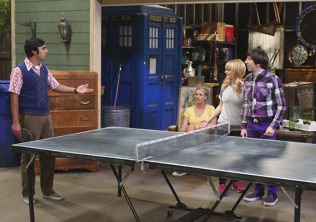 Ein ganz besonderes Tischtennis-Turnier richten Bernadette (Melissa Rauch, 2.v.r.), Howard (Simon Helberg, r.), Amy, Penny (Kaley Cuoco, 2.v.l.) und... - Bildquelle: Warner Bros. Television