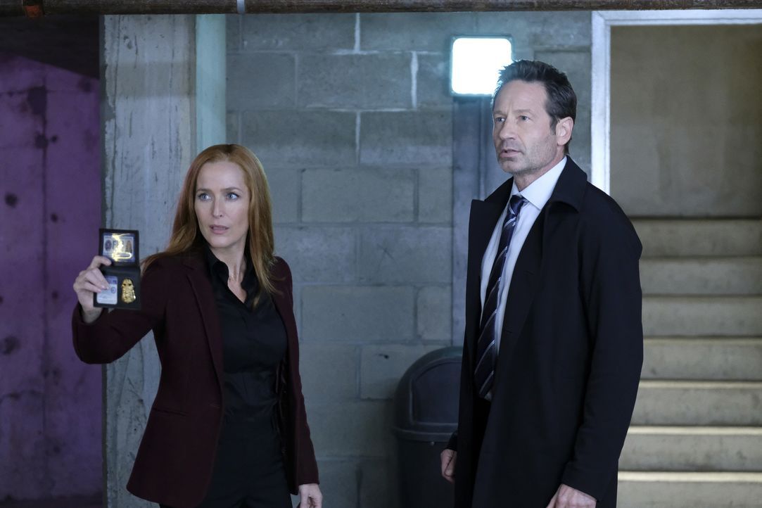 Scully (Gillian Anderson, l.) und Mulder (David Duchovny, r.) ermitteln in einem Fall, bei dem sich eine ganze Gruppe Menschen an eine alternative R... - Bildquelle: Shane Harvey 2018 Fox and its related entities.  All rights reserved.