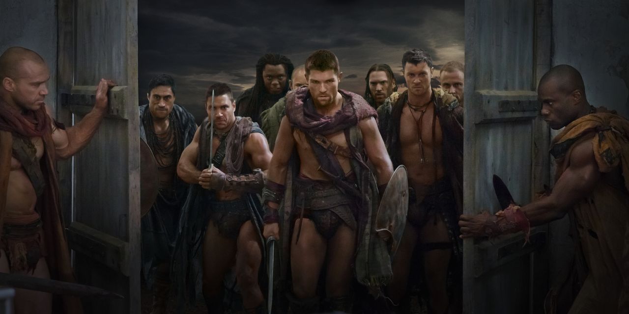 Als Crixus (Manu Bennett, 2.v.l.) erfährt, dass seine geliebte Naevia in einer Villa in der Nähe von Capua war, überfällt er mit Spartacus (Liam McI... - Bildquelle: 2011 Starz Entertainment, LLC. All rights reserved.