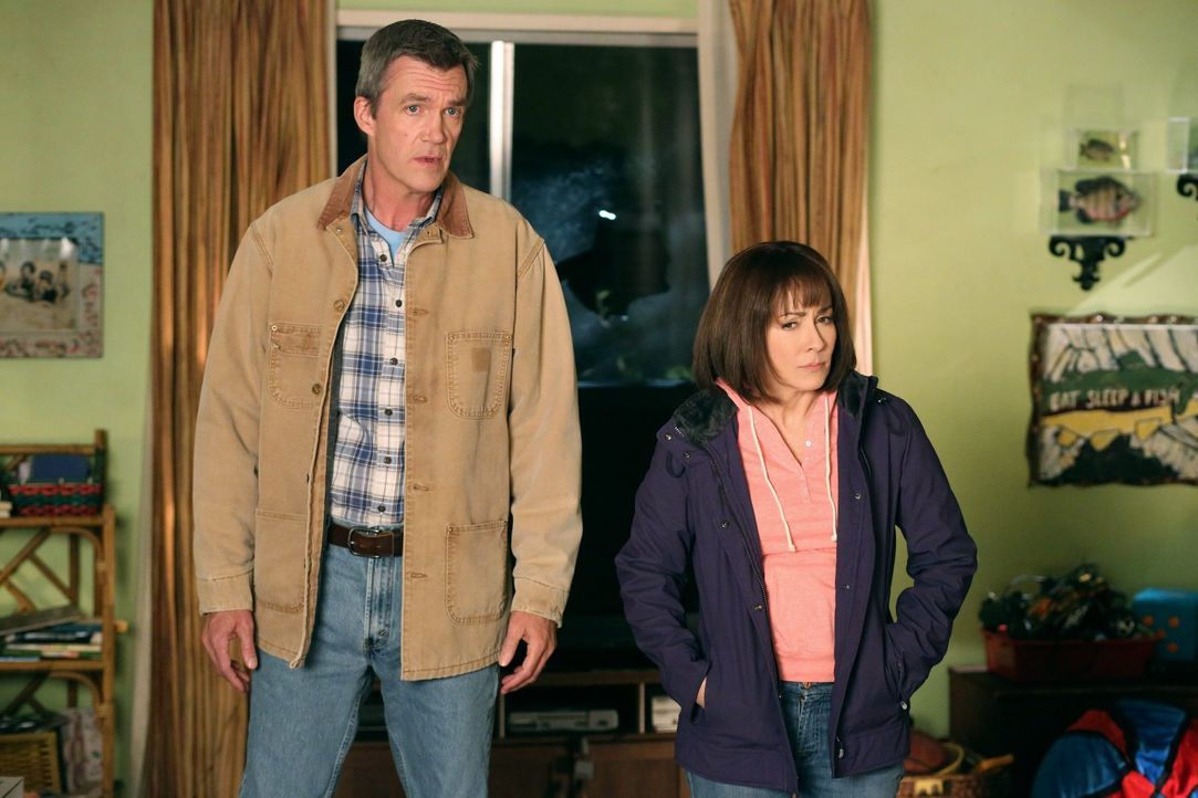 Frankie (Patricia Heaton, r.) und Mike (Neil Flynn, l.) sind entsetzt, als sie nach Hause kommen und feststellen, dass ein Loch in ihrer Fenstersche... - Bildquelle: Warner Brothers