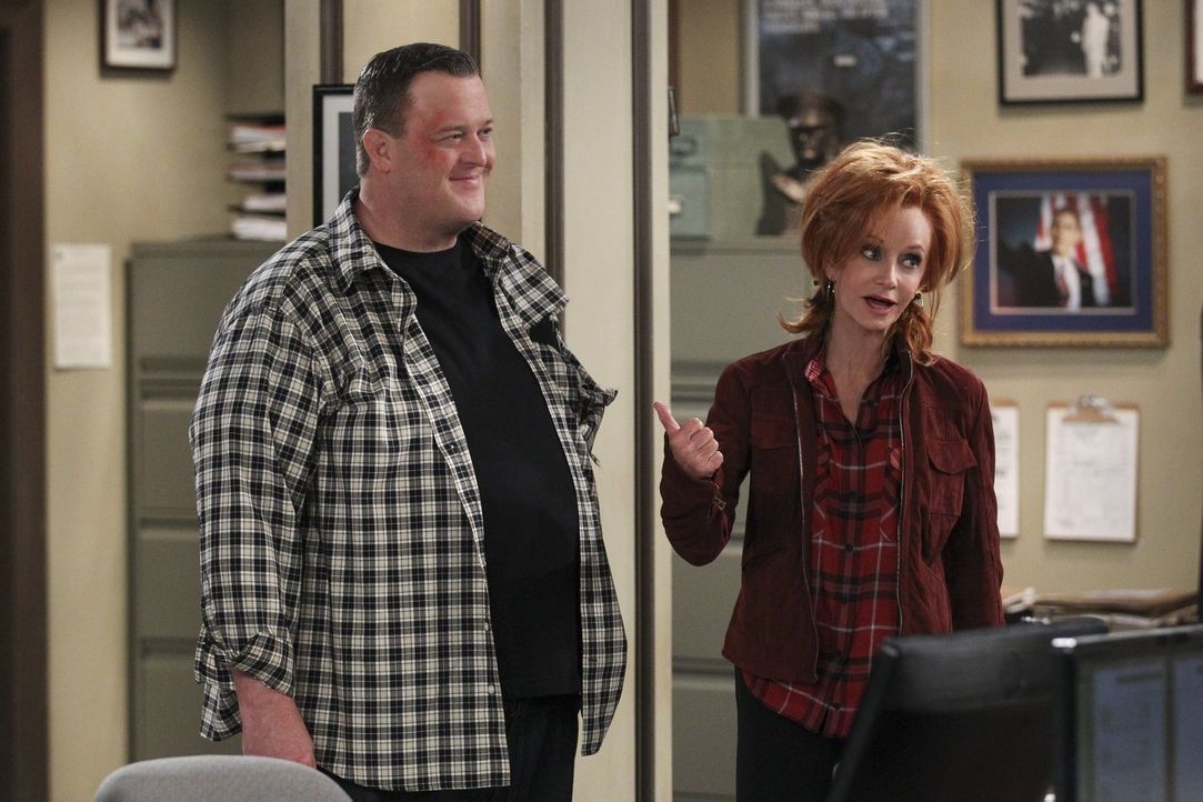 Mike (Billy Gardell, l.) sieht sich gezwungen, Joyce (Swoosie Kurtz, r.) zu verhaften, als sie sich weigert, sich einem Alkoholtest zu unterziehen ... - Bildquelle: Warner Brothers