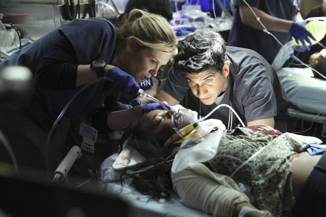 Als eine Patientin offenbart, dass sie von ihrem verstorbenen Mann schwanger werden will, versucht Christa (Bonnie Somerville, l.) Neal (Raza Jaffre... - Bildquelle: Cliff Lipson 2015 American Broadcasting Companies, Inc. All rights reserved.