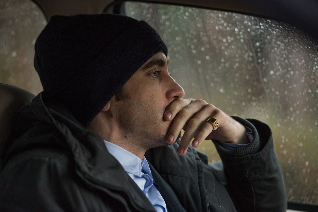 Seine eigene Strategie in dem Kindesentführungsfall zeigt keinen Erfolg: Detective Loki (Jake Gyllenhaal), der unbedingt den Fall abschließen möchte... - Bildquelle: TOBIS FILM. ALL RIGHTS RESERVED