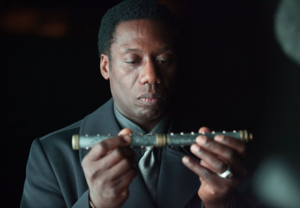 Treibt in Gotham sein Unwesen: Gladwell (Hakeem Kae-Kazim) ... - Bildquelle: Warner Bros. Entertainment, Inc.